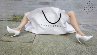 Proč se Victoria Beckham nechala nafotit v nákupní tašce?
