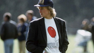  

Princezna z Walesu zachycena v Guards Polo Club. Zde v jednom z nejikoničtějších outfitů, které kdy předvedla – v mikině s logem The British Lung Foundation, oversize saku, denimových kalhotách zastrčených v kožených kovbojských botách a s baseballovou kšiltovkou na hlavě.
