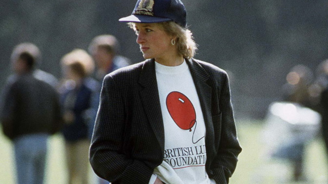Princezna z Walesu zachycena v Guards Polo Club. Zde v jednom z nejikoničtějších outfitů, které kdy předvedla – v mikině s logem The British Lung Foundation, oversize saku, denimových kalhotách zastrčených v kožených kovbojských botách a s baseballovou kšiltovkou na hlavě.
Princezna z Walesu zachycena v Guards Polo Club. Zde v jednom z nejikoničtějších outfitů, které kdy předvedla – v mikině s logem The British Lung Foundation, oversize saku, denimových kalhotách zastrčených v kožených kovbojských botách a s baseballovou kšiltovkou na hlavě.