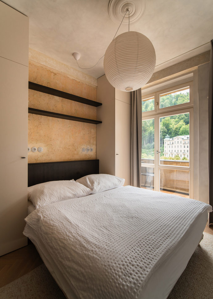 Byt s výhledem na Grandhotel Pupp si ponechal oprýskané stěny i starý nábytek. Architekti v nich našli to nejcennější Byt s výhledem na Grandhotel Pupp si ponechal oprýskané stěny i starý nábytek. Architekti v nich našli to nejcennější