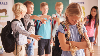 Děti nejsou křehké sněhové vločky, aby byly odolné, potřebují k tomu bezpečné prostředí Děti nejsou křehké sněhové vločky, aby byly odolné, potřebují k tomu bezpečné prostředí