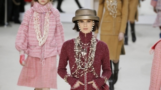 Frivolně elegantní Chanel. Novou kolekci od Karla si nelze nezamilovat