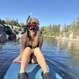 Na paddleboard vyrazila Sabina v černých bikinách.