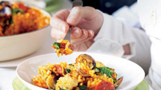 Pikantní paella s mušlemi a vepřovým masem