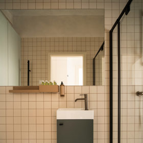 Byt s výhledem na Grandhotel Pupp si ponechal oprýskané stěny i starý nábytek. Architekti v nich našli to nejcennější