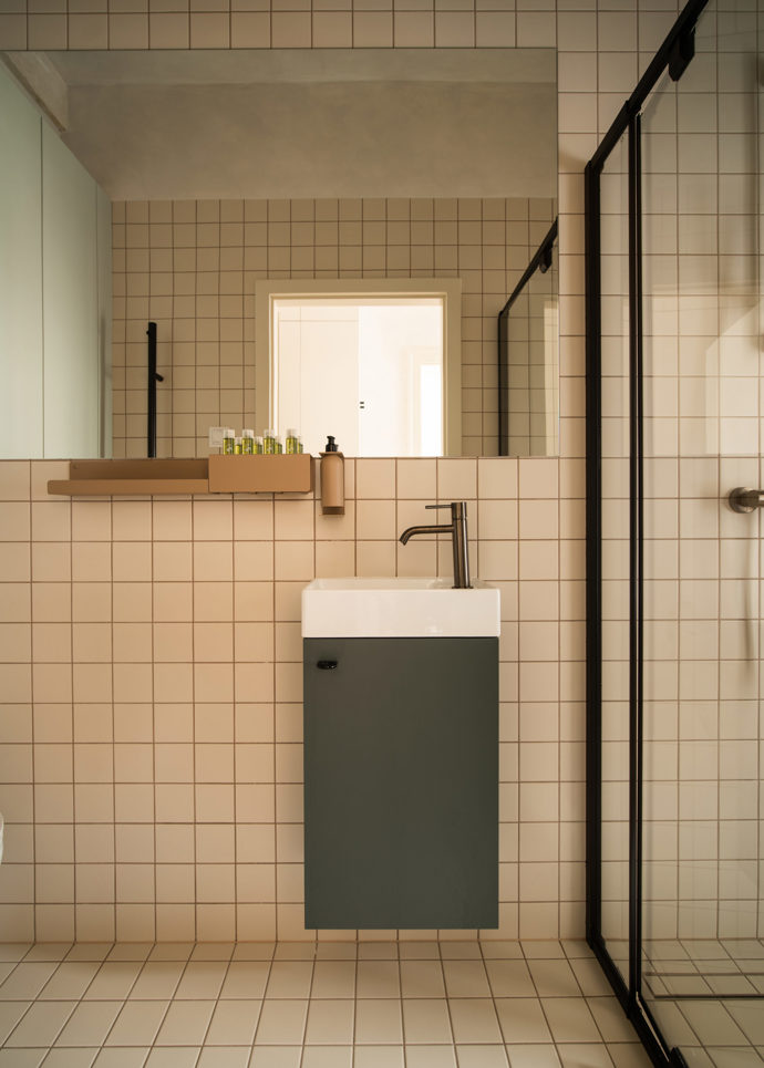 Byt s výhledem na Grandhotel Pupp si ponechal oprýskané stěny i starý nábytek. Architekti v nich našli to nejcennější Byt s výhledem na Grandhotel Pupp si ponechal oprýskané stěny i starý nábytek. Architekti v nich našli to nejcennější