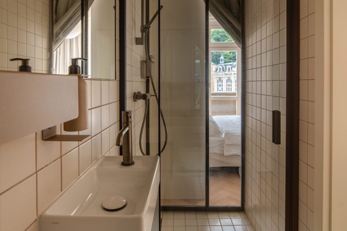 Byt s výhledem na Grandhotel Pupp si ponechal oprýskané stěny i starý nábytek. Architekti v nich našli to nejcennější Byt s výhledem na Grandhotel Pupp si ponechal oprýskané stěny i starý nábytek. Architekti v nich našli to nejcennější