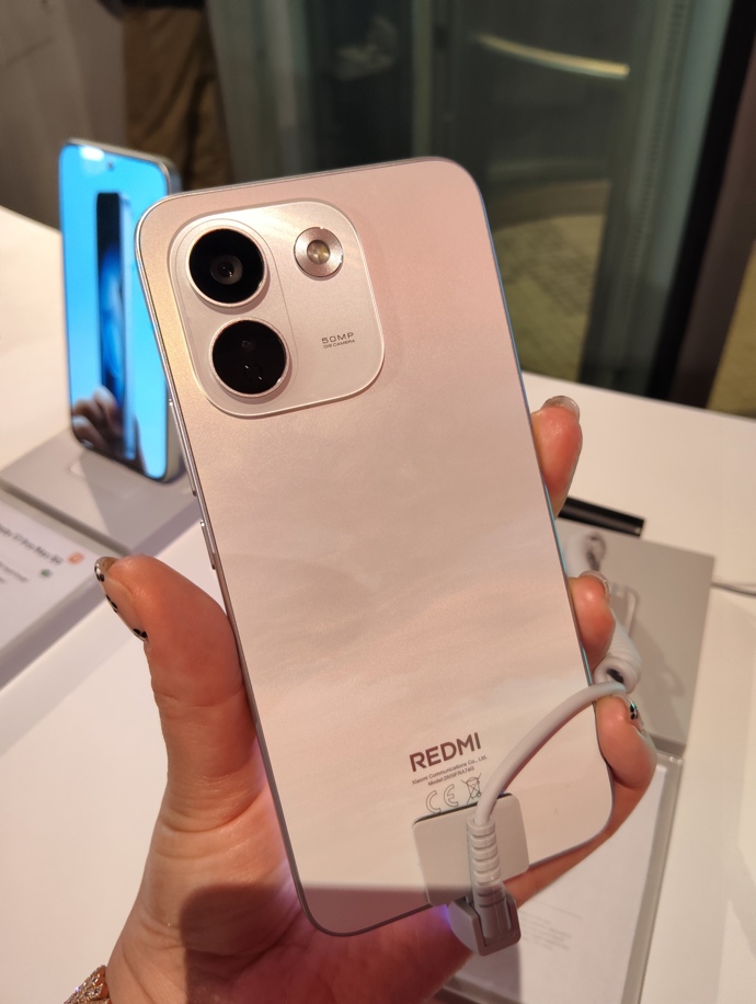 Na snímku vidíte barvu Cloud Blush určenou pouze pro REDMI Note 17 Pro Max 5G.