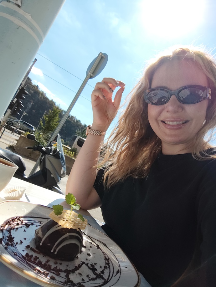 Fotografie z REDMI Note 17 Pro 5G proti sluníčku. 