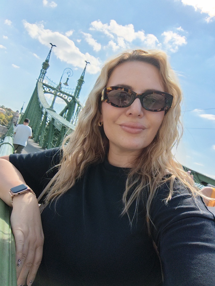 A zde už slíbené selfie z REDMI Note 17 za silného denního světla. 