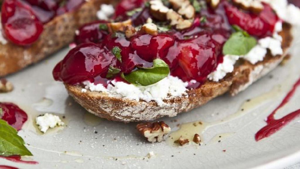 Recept na bruschettu s kozím sýrem, višněmi a mátou Recept na bruschettu s kozím sýrem, višněmi a mátou
