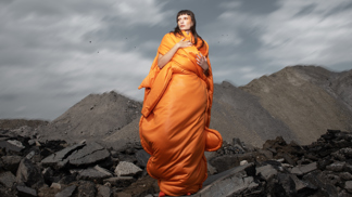 Co se stane se svlečeným oděvem, když opouští lidské tělo? Fashion: Lenka HanzákováFotografie: Radka KorandováMake-up: Kateřina RoubíčkováModely: Odeta Paumerová, Matteo Zilvar