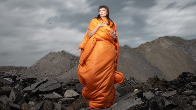 Co se stane se svlečeným oděvem, když opouští lidské tělo? Fashion: Lenka HanzákováFotografie: Radka KorandováMake-up: Kateřina RoubíčkováModely: Odeta Paumerová, Matteo Zilvar