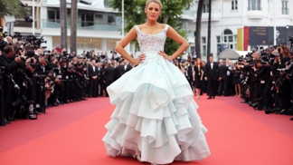Zprávy z Cannes: Sexy šaty, top boty a hot polibky