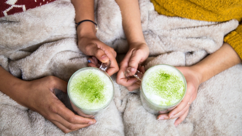 Zapomeňte na kávu, je tu matcha latté a golden milk