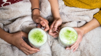 Zapomeňte na kávu, je tu matcha latté a golden milk