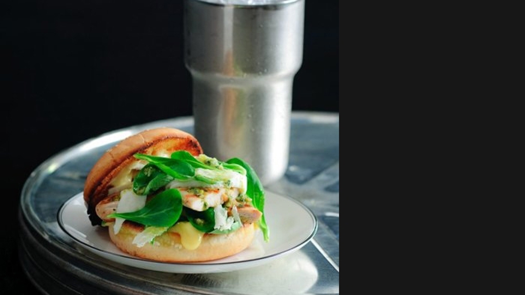 Recept na burger s grilovaným kuřetem a mozzarellou