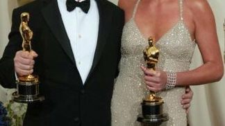 Co je mezi Charlize Theron a Seanem Pennem?