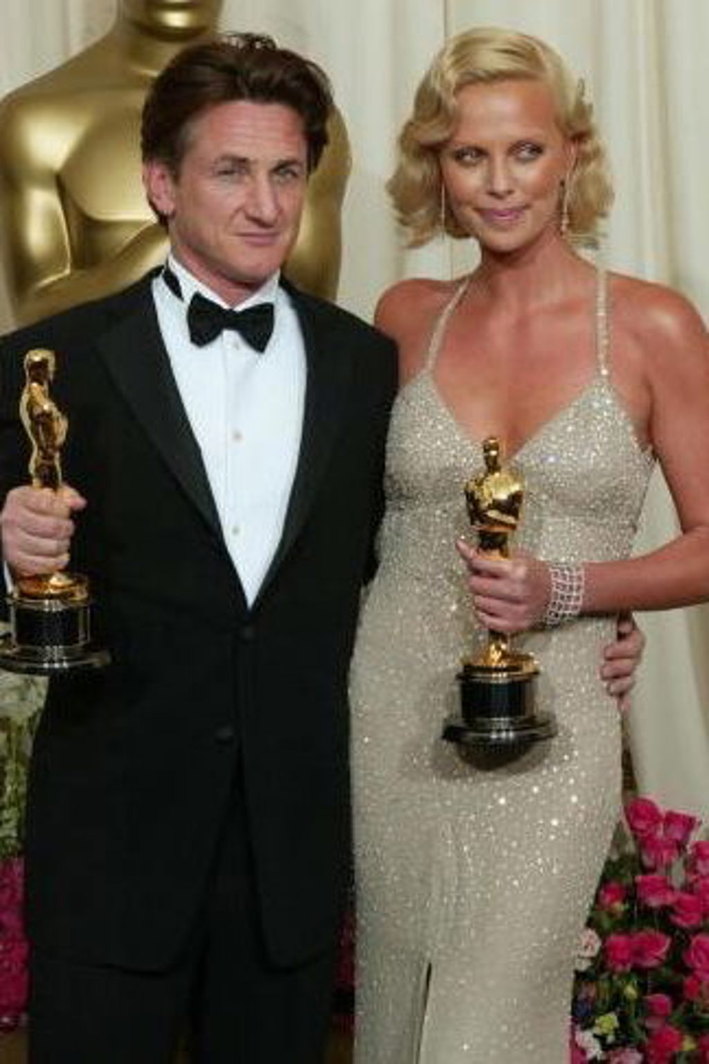 Co je mezi Charlize Theron a Seanem Pennem?