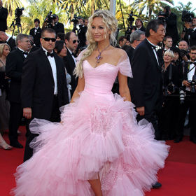 V roce 2011 oslnila v Cannes v růžové róbě