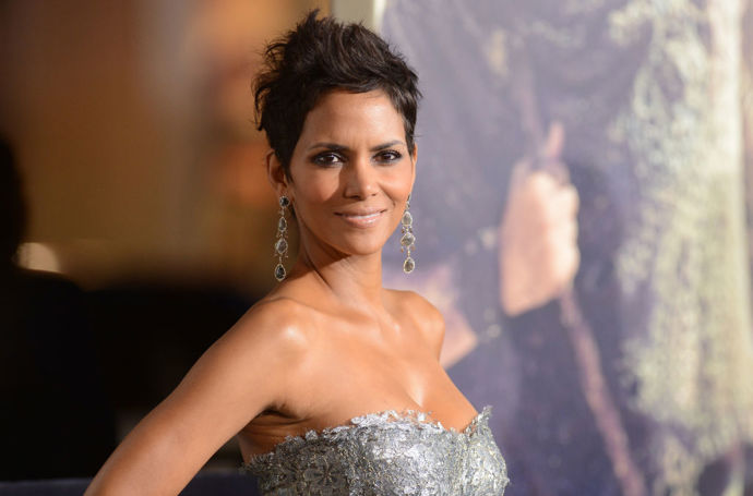 Halle Berry a její ikonický účes z roku 2012 Halle Berry a její ikonický účes z roku 2012