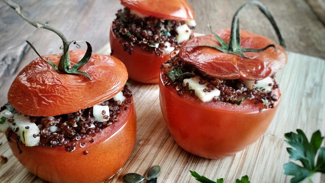 ELLE Menu: Pečená rajčata plněná červenou quinoou 