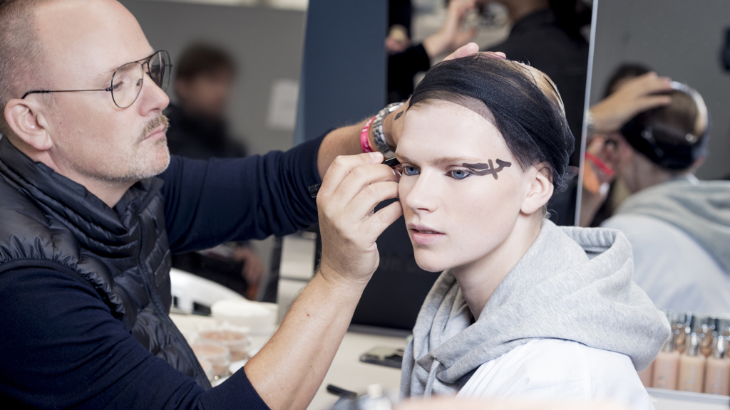 Nakoukněte do backstage módní přehlídky Dior Nakoukněte do backstage módní přehlídky Dior