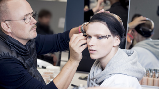 Nakoukněte do backstage módní přehlídky Dior
