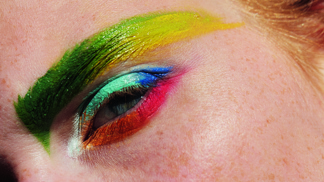 Duhová make-up inspirace pro měsíc lásky
