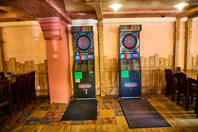 Dospělí návštěvníci se mohou pobavit u šipek. 