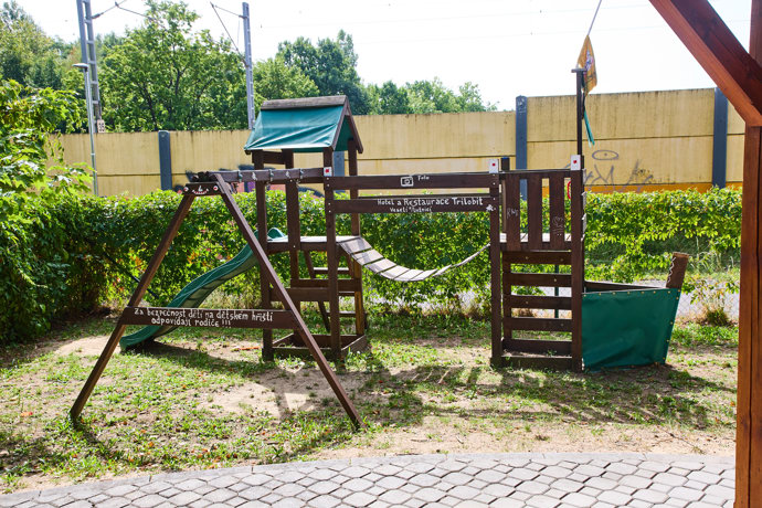 Děti mohou strávit volný čas hraním si na zahrádce. 