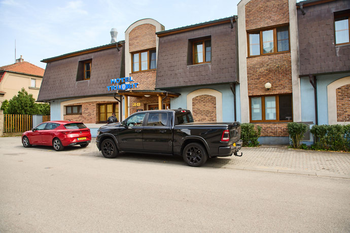 Hotel Trilobit se nachází hned vedle restaurace Trilobit. 