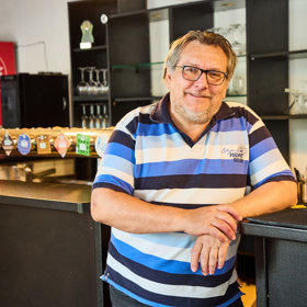 Jiří Janeček nemá dle svých slov moc dobré vztahy s obyvateli Jince, kde se nachází jeho restaurace a pivovar. 