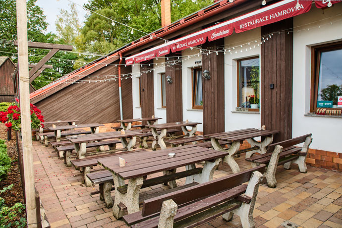 Restaurace Hamrovka má i venkovní prostory. 