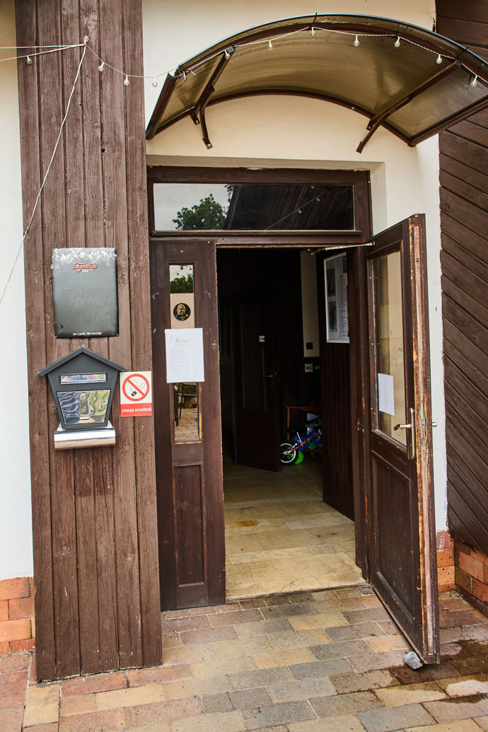 Vchod do restaurace Hamrovka. 