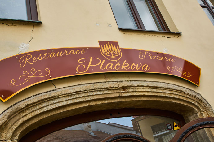Cedule, kterou nechal Zdeněk Pohlreich v dílu vyměnit. 