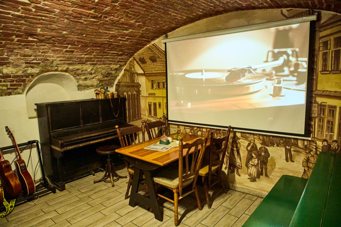 V restauraci Plačkova je dokonce i piáno a několik kytar. 