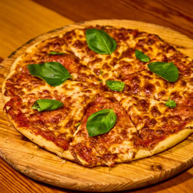 Domácí pizza Margharita.