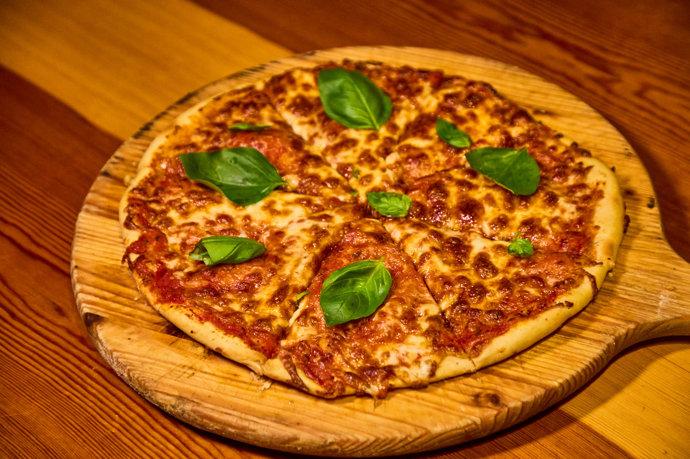 Domácí pizza Margharita. 