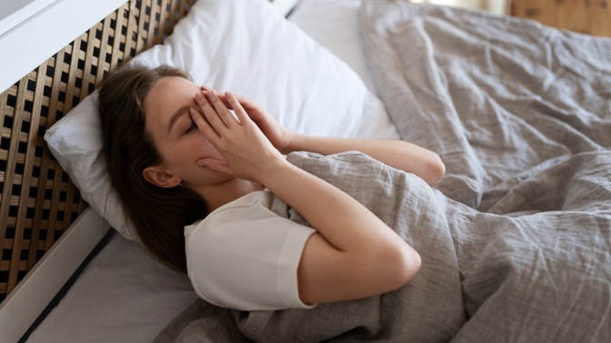 Hypnagogický záškub během usínání zažil asi každý. Odborník na spánek objasňuje, co tento tajemný jev signalizuje Hypnagogický záškub během usínání zažil asi každý. Odborník na spánek objasňuje, co tento tajemný jev signalizuje