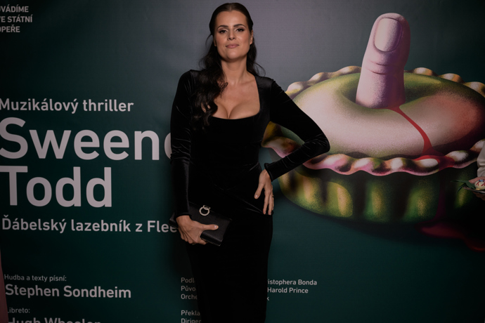 Ornella Koktová přišla v doprovodu kamarádky.