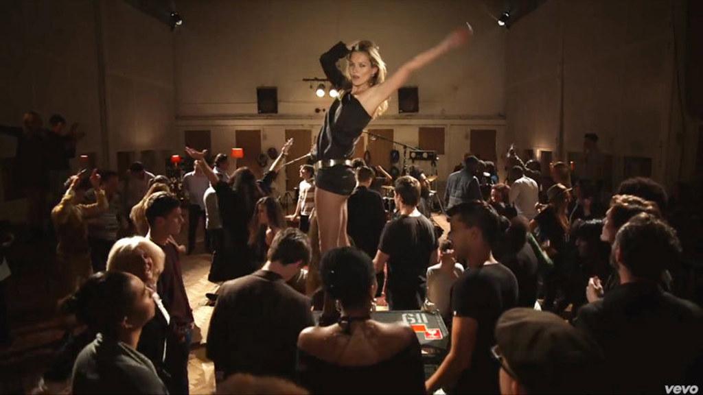GIF guide: Lekce sexy tance podle Kate Moss GIF guide: Lekce sexy tance podle Kate Moss