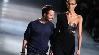 Sbohem Versace! Anthony Vaccarello jde do Saint Laurent