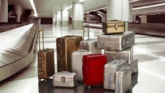 Jen vy, on a luxusní kufr Rimowa na cestách