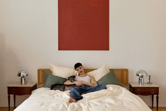 V téměř pětimetrových stropech se ztrácejí koruny rostlin. Vídeňský byt Martina Ehmeleho spojuje vintage nábytek, barvy a láska k přírodě