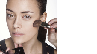 Make-up tutorial: Jak správně nanést tvářenku
