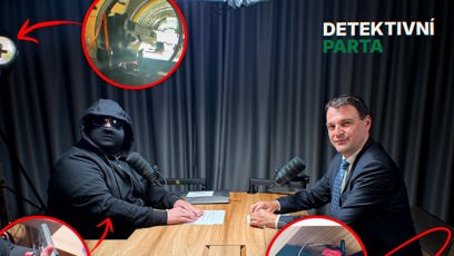 FOTO: Během rozhovoru se v místnosti nacházelo několik nebezpečných atrap, které Ochranná služba neměla šanci zlikvidovat.