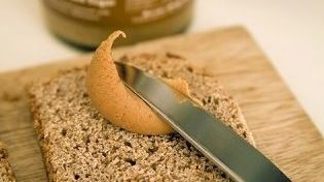 Tip na odpolední snack: knäckebrot, arašídové máslo a jahody