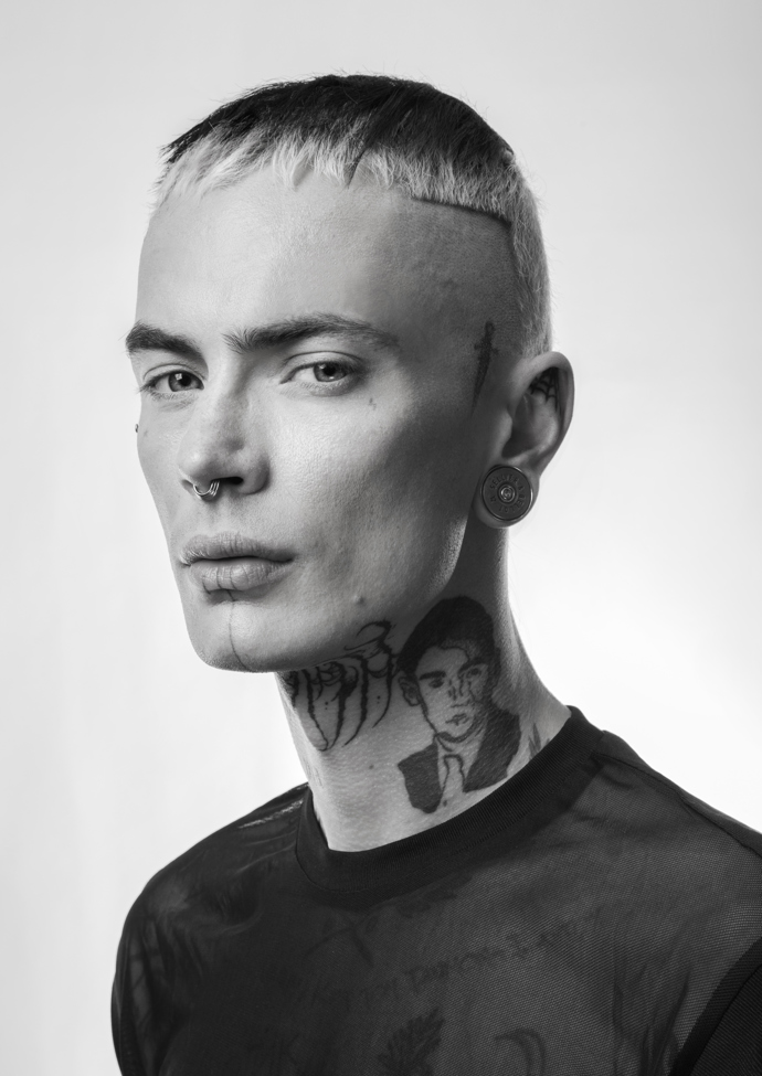 Vítězná práce Roberta Starého a Marka Metelky, kteří obsadili na mezinárodní kadeřnické soutěži One Shot Global Hair Awards první místo v kategorii pánských střihů Vítězná práce Roberta Starého a Marka Metelky, kteří obsadili na mezinárodní kadeřnické soutěži One Shot Global Hair Awards první místo v kategorii pánských střihů