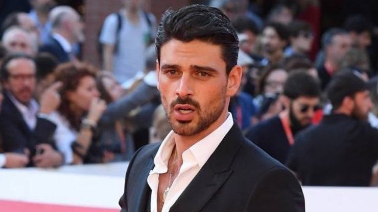 Hvězda filmu 365 dní šla do naha. Michele Morrone nechtěně ukázal své nadobíčko Michele Morrone odhalil své přirození. Hvězda filmu 365 dní se odhalila na pláži